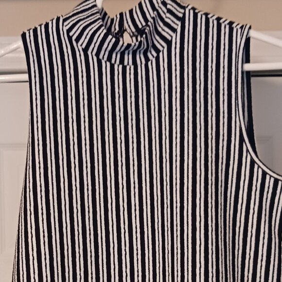 #206 3/$18 - Cable & Gauge Black/White Tank Top Size M - Picture 4 of 6